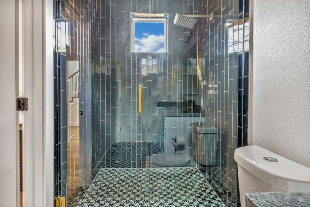 Modern 4 Bedroom Retreat With Enchanting Amenities * Dallas