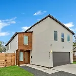 Modern 4 Bedroom Retreat With Enchanting Amenities