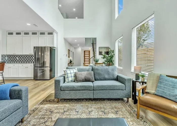Modern 4 Bedroom Retreat With Enchanting Amenities