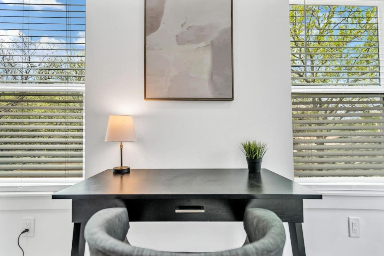 Modern 4 Bedroom Retreat With Enchanting Amenities Holiday home Dallas
