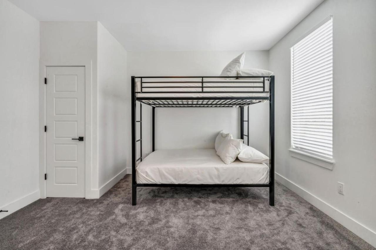 Holiday home Modern 4 Bedroom Retreat With Enchanting Amenities Dallas