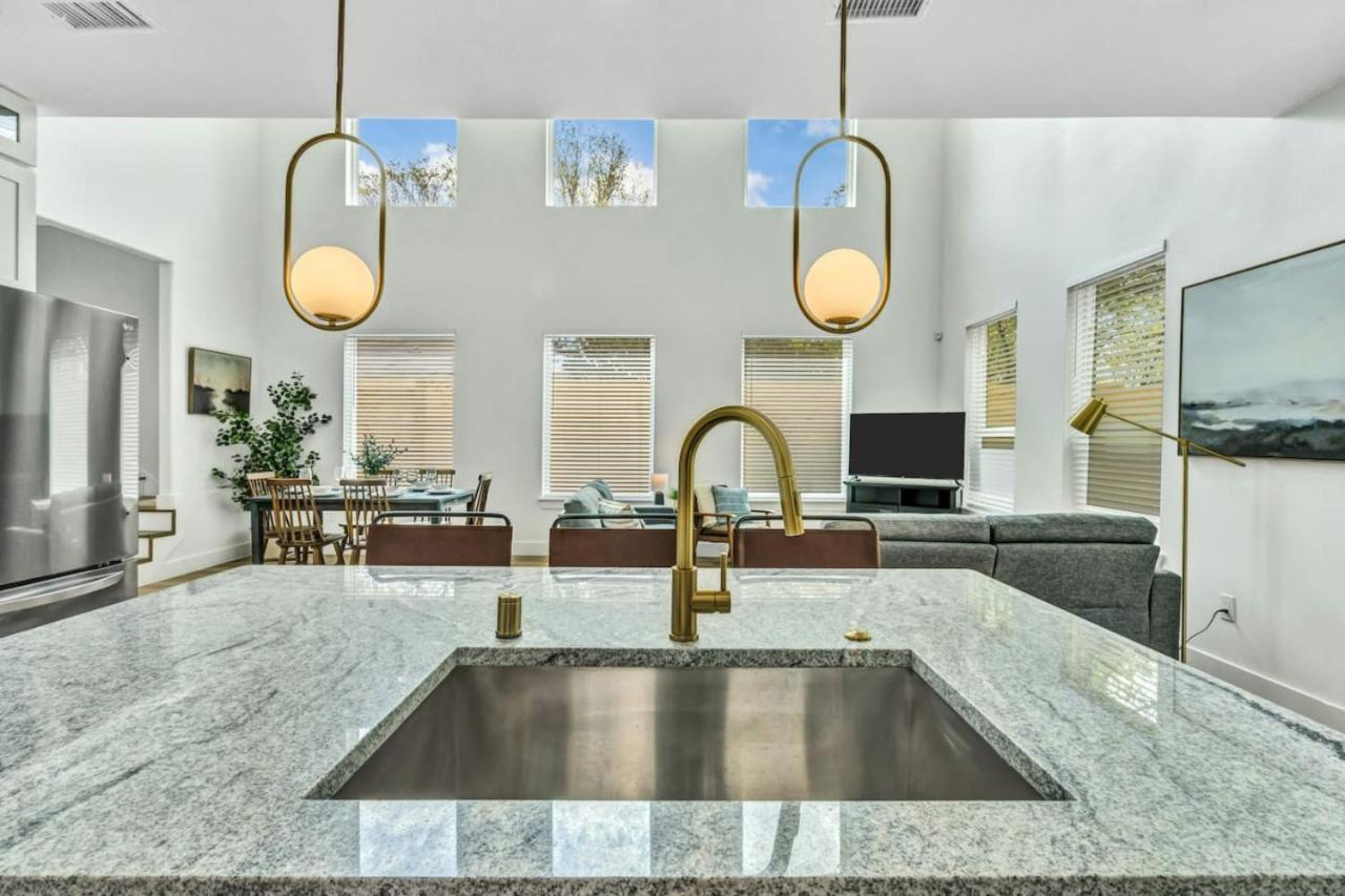 Modern 4 Bedroom Retreat With Enchanting Amenities *