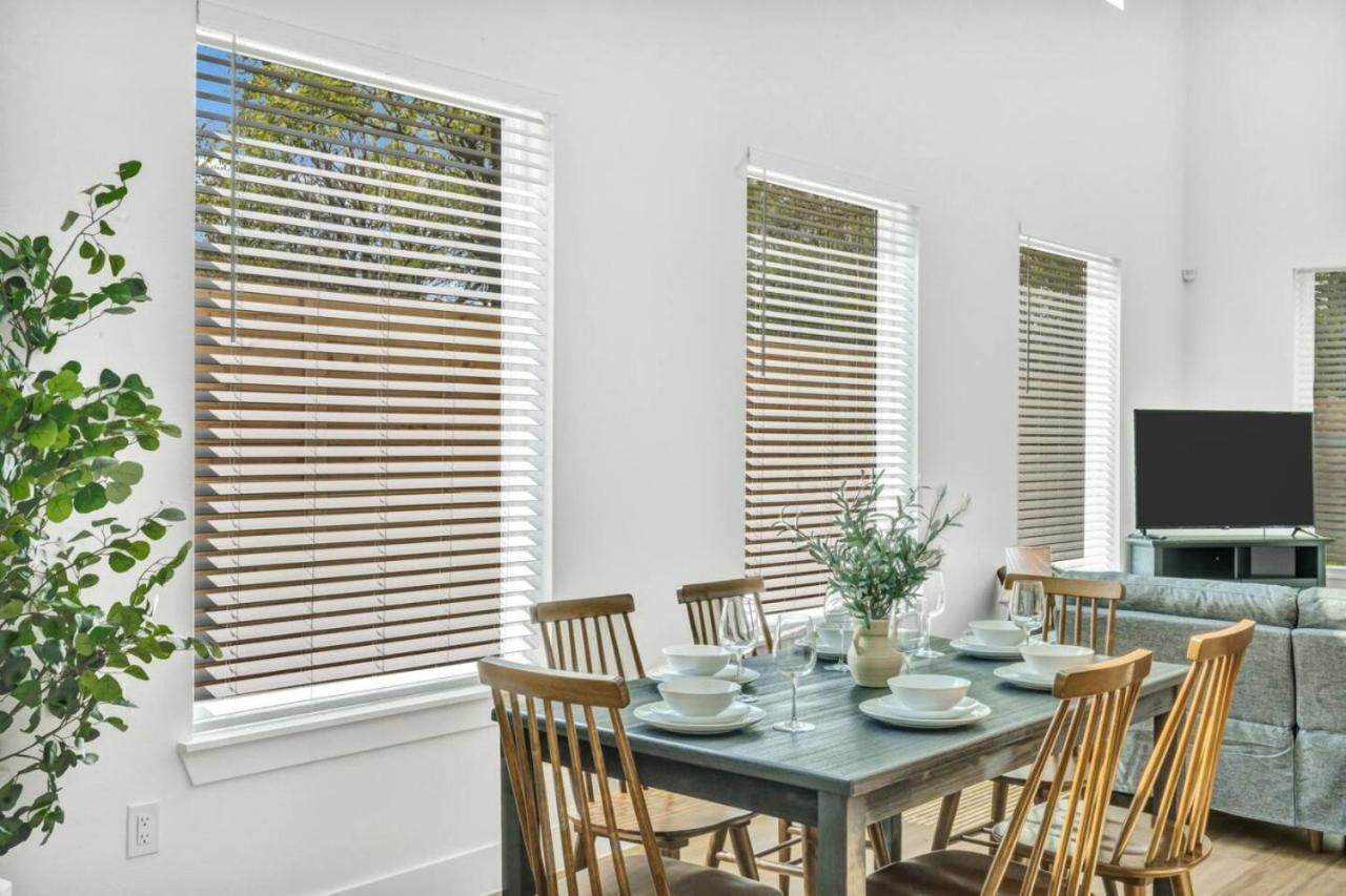 Modern 4 Bedroom Retreat With Enchanting Amenities Dallas